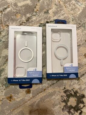 Insignia Clear Hard-Shell MagSafe Case for iPhone 6.7" Max 2022 - Clear